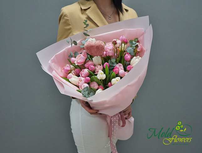 Букет с розами Silva Pink и белыми тюльпанами Фото